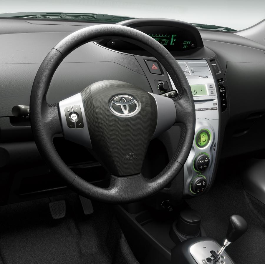  Toyota Yaris 2005 года  (фото 24 из 165)
